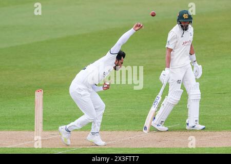 Nella foto è Hassan Ali del Warwickshire in azione di bowling svoltasi a Birmingham, Regno Unito il 26 aprile 2024, per scopi di vendita editoriali durante il primo giorno della vita Foto Stock