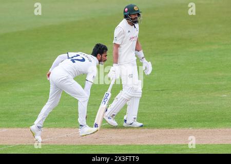 Nella foto è Hassan Ali del Warwickshire in azione di bowling svoltasi a Birmingham, Regno Unito il 26 aprile 2024, per scopi di vendita editoriali durante il primo giorno della vita Foto Stock