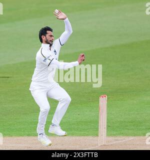 Nella foto è Hassan Ali del Warwickshire in azione di bowling svoltasi a Birmingham, Regno Unito il 26 aprile 2024, per scopi di vendita editoriali durante il primo giorno della vita Foto Stock