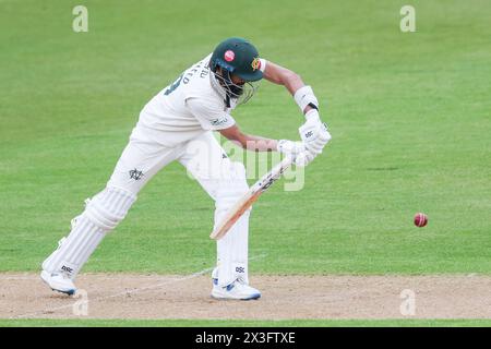 Nella foto è Hassan Ali del Warwickshire in azione di bowling svoltasi a Birmingham, Regno Unito il 26 aprile 2024, per scopi di vendita editoriali durante il primo giorno della vita Foto Stock