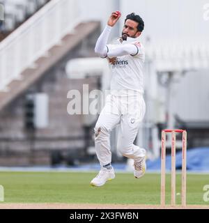 Nella foto è Hassan Ali del Warwickshire in azione di bowling svoltasi a Birmingham, Regno Unito il 26 aprile 2024, per scopi di vendita editoriali durante il primo giorno della vita Foto Stock