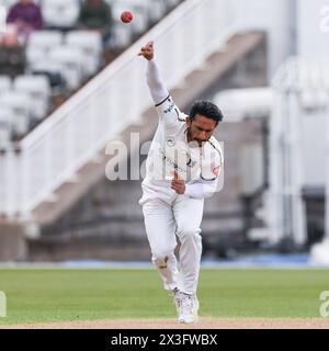 Nella foto è Hassan Ali del Warwickshire in azione di bowling svoltasi a Birmingham, Regno Unito il 26 aprile 2024, per scopi di vendita editoriali durante il primo giorno della vita Foto Stock