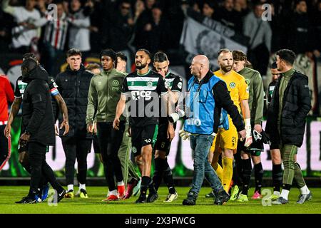 TILBURG - Marvin Peersman del FC Groningen è deluso dal sorteggio durante la partita di Kitchen Champion Division tra Willem II e FC Groningen allo stadio King Willem II il 26 aprile 2024 a Tilburg, Paesi Bassi. ANP GERRIT VAN COLOGNE credito: ANP/Alamy Live News Foto Stock