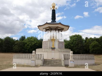 Pagoda della pace di Milton Keynes a Willen Lake Foto Stock