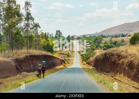 Zona di Antsirabe, Madagascar. 20 ottobre 2023. Strade del Madagascar. Sentiero da Antsirabe. Piccoli villaggi, case tradizionali malgasce fatte di rami e c Foto Stock