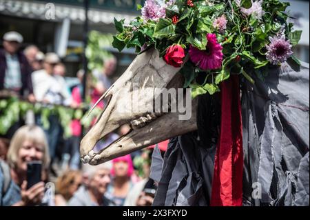 Penglaz, una figura della fertilità rappresentata dal cranio di un cavallo danzante, partecipa alla processione di strada durante il Mazey Day, Penzance, Cornovaglia Foto Stock