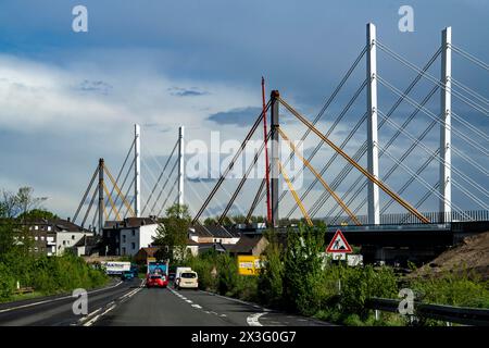 Il nuovo ponte sul Reno Neuenkamp, la A40, le funi bianche e il vecchio ponte autostradale, in fase di smantellamento, Duisburg, NRW, Germania, Foto Stock