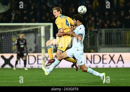 Frosinone, Italia. 26 aprile 2024. Marco Brescianini del Frosinone calcio e Federico Fazio della US Salernitana competono per il pallone la partita di serie A tra il Frosinone calcio e la US Salernitana allo Stadio Benito stirpe Frosinone Italia il 26 aprile 2024 Credit: Nicola Ianuale/Alamy Live News Foto Stock