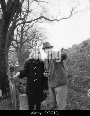 HAYLEY MILLS con suo padre JOHN MILLS sul posto nel Lancashire quando stava filmando FISCHIO AL VENTO 1961 regista BRYAN FORBES romanzo MARY HAYLEY BELL Music MALCOLM ARNOLD Cinematography ARTHUR IBBETSON prodotto da RICHARD ATTENBOROUGH Beaver Pictures / Allied Film Makers / Rank Film Distributors Foto Stock