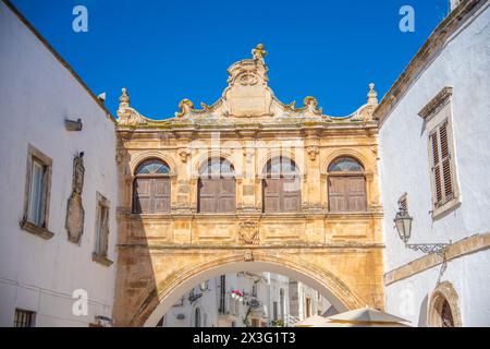 Arco Scoppa nel centro storico di Ostuni. Foto Stock