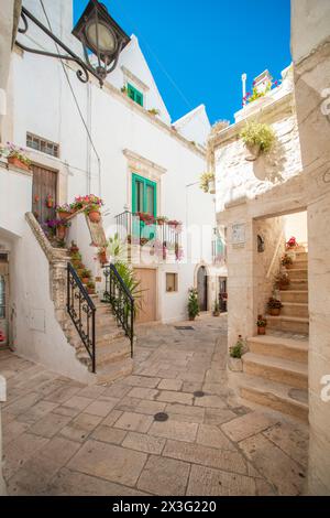 Vista della stretta strada storica di Locorotondo, vicino a Bari. Foto Stock