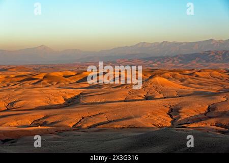 Splendido tramonto nel deserto di Agafay a Marrakech, Marocco, Africa Foto Stock