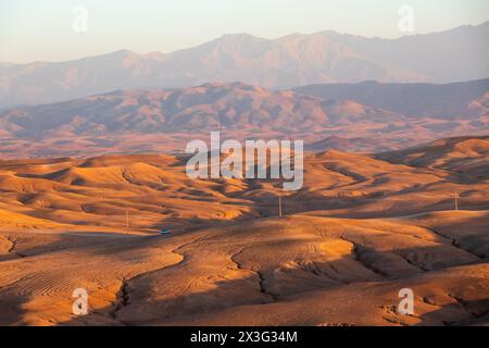 Splendido tramonto nel deserto di Agafay a Marrakech, Marocco, Africa Foto Stock