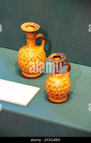 Anfora decorativa in ceramica antica su sfondo bianco. Brocche di argilla e una pentola, un set di antichi utensili per bere vino, acqua o latte. Alta qualità Foto Stock