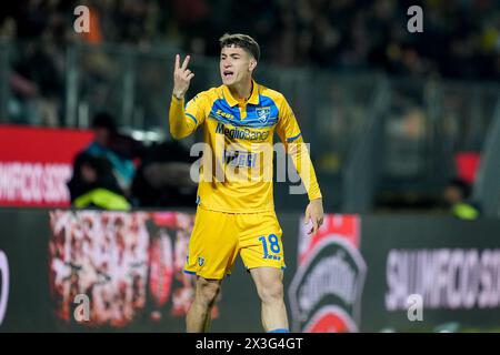 Frosinone, Italia. 26 aprile 2024. Matias Soule' del Frosinone calcio gesta durante la partita di serie A TIM tra Frosinone calcio e US Salernitana allo Stadio Benito stirpe il 26 aprile 2024 a Frosinone, Italia. Crediti: Giuseppe Maffia/Alamy Live News Foto Stock