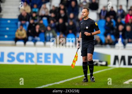 Doetinchem, Paesi Bassi. 26 aprile 2024. DOETINCHEM, PAESI BASSI - APRILE 26: Assistente arbitro Mario Diks durante la partita olandese Keuken Kampioen Divisie tra De Graafschap e MVV Maastricht allo Stadion De Vijverberg il 26 aprile 2024 a Doetinchem, Paesi Bassi. (Foto di Rene Nijhuis/Orange Pictures) credito: Orange Pics BV/Alamy Live News Foto Stock