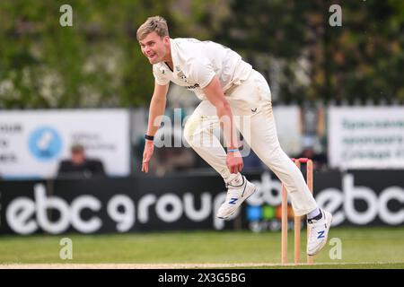 Ben Gibbon di Worcestershire regala il pallone durante la partita del Vitality County Championship Division 1 Worcestershire vs Somerset al Kidderminster Cricket Club, Kidderminster, Regno Unito, 26 aprile 2024 (foto di Craig Thomas/News Images) Foto Stock