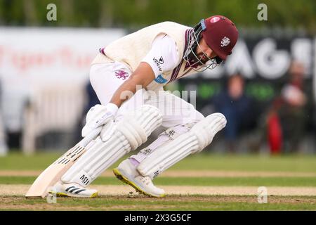 Andy Umeed di Somerset punta per la piega durante il match Worcestershire vs Somerset al Kidderminster Cricket Club, Kidderminster, Regno Unito, 26 aprile 2024 (foto di Craig Thomas/News Images) Foto Stock