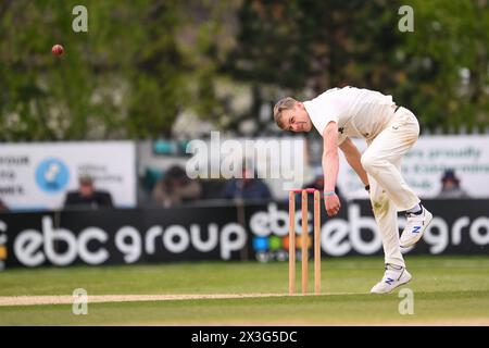 Ben Gibbon di Worcestershire regala il pallone durante la partita del Vitality County Championship Division 1 Worcestershire vs Somerset al Kidderminster Cricket Club, Kidderminster, Regno Unito, 26 aprile 2024 (foto di Craig Thomas/News Images) Foto Stock