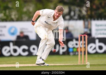 Ben Gibbon di Worcestershire gioca la palla durante la partita di 1° divisione del Vitality County Championship Worcestershire vs Somerset al Kidderminster Cricket Club, Kidderminster, Regno Unito, 26 aprile 2024 (foto di Craig Thomas/News Images) Foto Stock