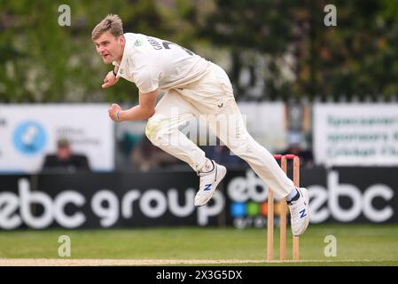 Ben Gibbon di Worcestershire regala il pallone durante la partita del Vitality County Championship Division 1 Worcestershire vs Somerset al Kidderminster Cricket Club, Kidderminster, Regno Unito, 26 aprile 2024 (foto di Craig Thomas/News Images) Foto Stock