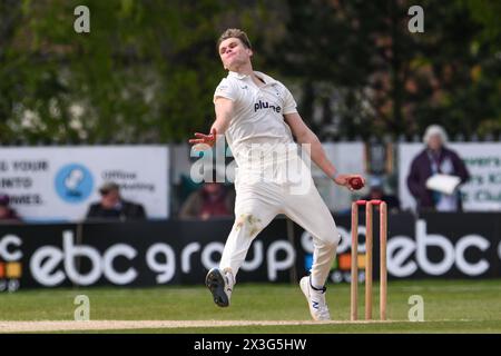 Ben Gibbon di Worcestershire regala il pallone durante la partita del Vitality County Championship Division 1 Worcestershire vs Somerset al Kidderminster Cricket Club, Kidderminster, Regno Unito, 26 aprile 2024 (foto di Craig Thomas/News Images) Foto Stock