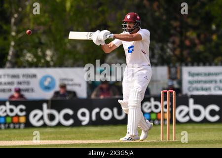 Andy Umeed di Somerset attacca la palla durante la partita di 1° divisione del Vitality County Championship Worcestershire vs Somerset al Kidderminster Cricket Club, Kidderminster, Regno Unito, 26 aprile 2024 (foto di Craig Thomas/News Images) Foto Stock