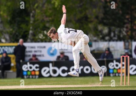 Ben Gibbon di Worcestershire regala il pallone durante la partita del Vitality County Championship Division 1 Worcestershire vs Somerset al Kidderminster Cricket Club, Kidderminster, Regno Unito, 26 aprile 2024 (foto di Craig Thomas/News Images) Foto Stock