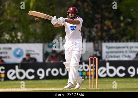 Andy Umeed di Somerset attacca la palla durante la partita di 1° divisione del Vitality County Championship Worcestershire vs Somerset al Kidderminster Cricket Club, Kidderminster, Regno Unito, 26 aprile 2024 (foto di Craig Thomas/News Images) Foto Stock