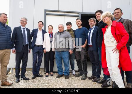 Elezioni europee. Francesco Xavier Bellamy, capo della lista LR per le elezioni europee del 2024, visita la regione di Lot. Visita sul campo per incontrare gli elettori, presso la cantina le Bout du Lieu, e scambiare con i rappresentanti dell'industria vinicola di Cahors, dopo gli episodi di gelo, con Aurelien Pradie, vice LR, e in alta Garonna con Celine Imart e Christophe Gomart. Francia, Saint-Vincent-Rive-d Olt 24 aprile 2024. Fotografia di Patricia Huchot-Boissier / Collectif DyF. Crediti: Patricia Huchot-Boissier / Collectif DyF / Alamy Live News Foto Stock