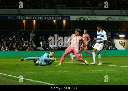 26 aprile 2024; Loftus Road Stadium, Shepherds Bush, West London, Inghilterra; EFL Championship Football, Queens Park Rangers contro Leeds United; Mateo Joseph del Leeds United tenta di puntare la palla verso la porta e ritiene che avrebbe dovuto avere un angolo dato per salvare dal portiere Asmir Begovic dei Queens Park Rangers, ma l'arbitro Darren Bond assegna un calcio da goal. Foto Stock