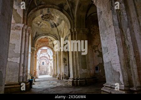 Le rovine dell'ex XV Cattedrale di Antigua Guatemala, ora un museo sul Parque Central ad Antigua, Guatemala. La cattedrale, un tempo magnifica, fu distrutta dai terremoti nel 1717, 1773, 1874, 1918 e 1976. Foto Stock