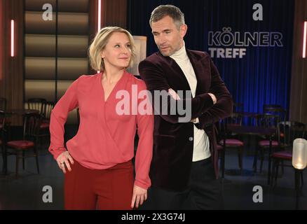 Moderatrice Susan Link e Micky Beisenherz in ihrer WDR Talkshow Kölner Treff *** presentatori Susan Link e Micky Beisenherz nel loro talk show WDR Kölner Treff Foto Stock