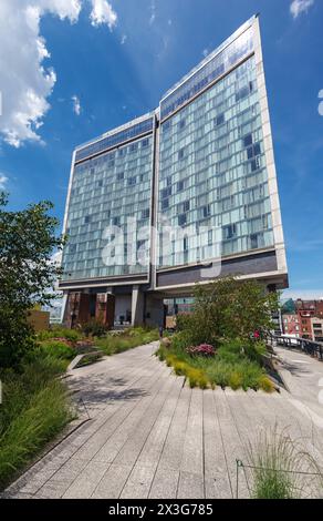 Un edificio moderno e i sentieri del parco sopraelevato e lineare High Line, West Side di Manhattan, New York City Foto Stock