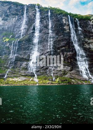 Geirangerfjord cascata delle sette Sorelle con vista ritratto in una giornata nuvolosa ma soleggiata di Geiranger, Norvegia, Scandinavia Foto Stock