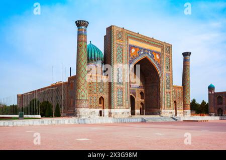 Il Registan Sher Dor Madrasa è una parte dell'antica città della Regione, Samarcanda in Uzbekistan Foto Stock