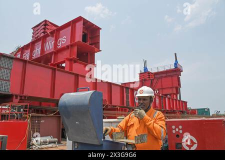 Mumbai, India. 26 aprile 2024. Si vede un operaio edile lavorare su una nave da chiatta di fronte al ponte ad arco con archi di prua (non nella foto) che collega la strada costiera al Bandra Worli sealink installato presso il Worli (area nel sud di Mumbai) end a Mumbai. (Foto di Ashish Vaishnav/SOPA Images/Sipa USA) credito: SIPA USA/Alamy Live News Foto Stock