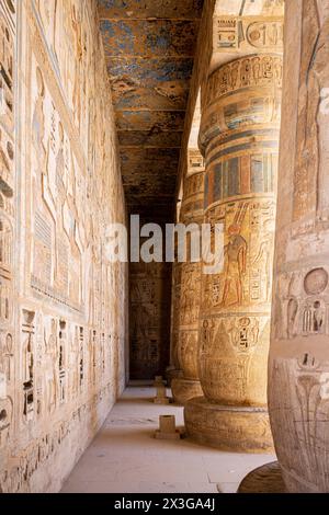La grande sala Ipostilio al Tempio Mortuario di Ramses III a Medinet Habu sulla sponda occidentale di Luxor, Egitto Foto Stock