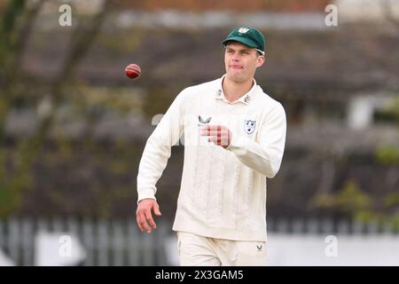 Kidderminster, Regno Unito. 25 aprile 2024. Ben Gibbon di Worcestershire durante la partita di 1° divisione del Vitality County Championship Worcestershire vs Somerset al Kidderminster Cricket Club, Kidderminster, Regno Unito, 26 aprile 2024 (foto di Craig Thomas/News Images) a Kidderminster, Regno Unito, il 4/25/2024. (Foto di Craig Thomas/News Images/Sipa USA) credito: SIPA USA/Alamy Live News Foto Stock