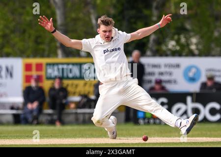 Kidderminster, Regno Unito. 25 aprile 2024. Ben Gibbon di Worcestershire gioca la palla durante la partita di 1° divisione del Vitality County Championship Worcestershire vs Somerset al Kidderminster Cricket Club, Kidderminster, Regno Unito, 26 aprile 2024 (foto di Craig Thomas/News Images) a Kidderminster, Regno Unito il 25/4/2024. (Foto di Craig Thomas/News Images/Sipa USA) credito: SIPA USA/Alamy Live News Foto Stock