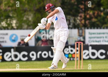 Kidderminster, Regno Unito. 25 aprile 2024. Andy Umeed di Somerset guida la palla durante la partita di 1° divisione del Vitality County Championship Worcestershire vs Somerset al Kidderminster Cricket Club, Kidderminster, Regno Unito, 26 aprile 2024 (foto di Craig Thomas/News Images) a Kidderminster, Regno Unito, il 25 aprile 2024. (Foto di Craig Thomas/News Images/Sipa USA) credito: SIPA USA/Alamy Live News Foto Stock