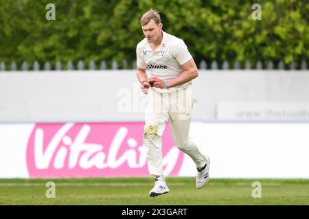 Kidderminster, Regno Unito. 25 aprile 2024. Ben Gibbon del Worcestershire corre nel Bowl durante la partita di campionato della contea di Vitality, Worcestershire vs Somerset al Kidderminster Cricket Club, Kidderminster, Regno Unito, 26 aprile 2024 (foto di Craig Thomas/News Images) a Kidderminster, Regno Unito, il 4/25/2024. (Foto di Craig Thomas/News Images/Sipa USA) credito: SIPA USA/Alamy Live News Foto Stock