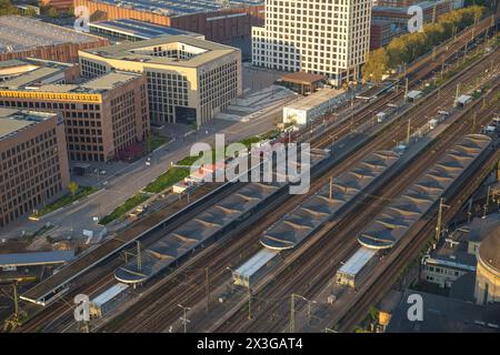 Vista Ariel della stazione di Cologne Messe/Deutz, paesaggio urbano, Colonia Foto Stock