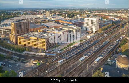 Vista Ariel della stazione di Cologne Messe/Deutz con area commerciale, città, Colonia Foto Stock