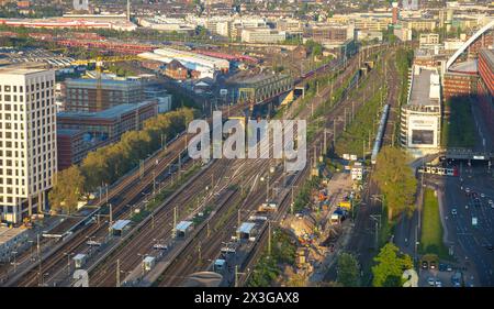 Vista Ariel dei binari ferroviari, del paesaggio urbano, di Colonia Foto Stock