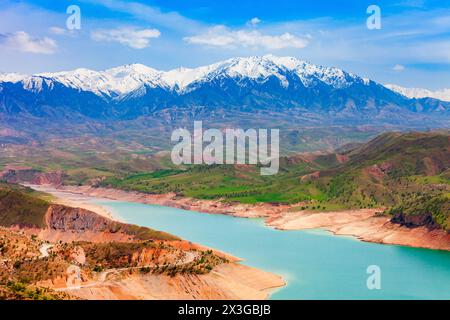 Pamir Mountains, vista dal bacino idrico di Hisorak vicino alla città di Shahrisabz in Uzbekistan Foto Stock