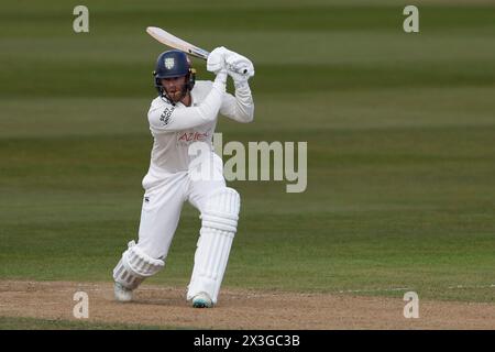 Graham Clark di Durham ha battuto durante il match del LV= County Championship tra il Durham County Cricket Club e l'Essex al Seat Unique Riverside, Chester le Street, venerdì 26 aprile 2024. (Foto: Mark Fletcher | mi News) crediti: MI News & Sport /Alamy Live News Foto Stock