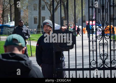 Harvard Yard ha chiuso. L'Università di Harvard ha accesso limitato ad Harvard Yard, al centro del campus di Cambridge, ma, USA. Gli ingressi sono stati chiusi ai possessori di documenti d'identità non Harvard in previsione di grandi dimostrazioni studentesche pro-Palestina. Le guardie di sicurezza private dell'università controllano l'identificazione al Johnston Gate, l'ingresso principale dell'università su Massachusetts Avenue. Un piccolo gruppo ha messo tende di fronte a una statua di John Harvard al centro del cortile. Foto Stock