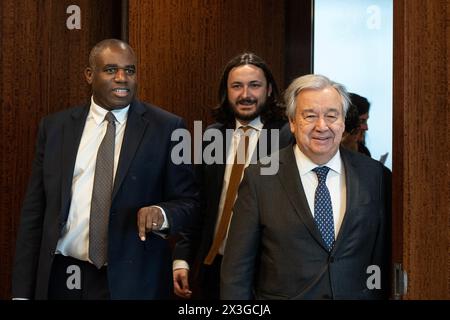 New York, New York, Stati Uniti. 26 aprile 2024. Il Segretario generale Antonio Guterres incontra il Segretario di Stato ombra britannico per gli affari esteri, del Commonwealth e dello sviluppo David Lammy presso la sede delle Nazioni Unite a New York (immagine di credito: © Lev Radin/Pacific Press via ZUMA Press Wire) SOLO PER USO EDITORIALE! Non per USO commerciale! Foto Stock