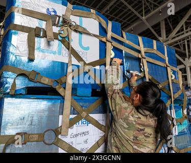 Homestead, Stati Uniti. 26 aprile 2024. I caricatori della U.S. Air Force mettono al sicuro pallet di aiuti umanitari e forniture mediche per Haiti prima di caricare nella stiva di carico di un aereo C-130J Super Hercules dell'Air Force presso la Homestead Air Reserve base, 26 aprile 2024, a Homestead, Florida. Le forniture di emergenza fornite dalle ONG sono state consegnate a Port-au-Prince. Credito: TSgt. Lionel Castellano/US Airforce Photo/Alamy Live News Foto Stock